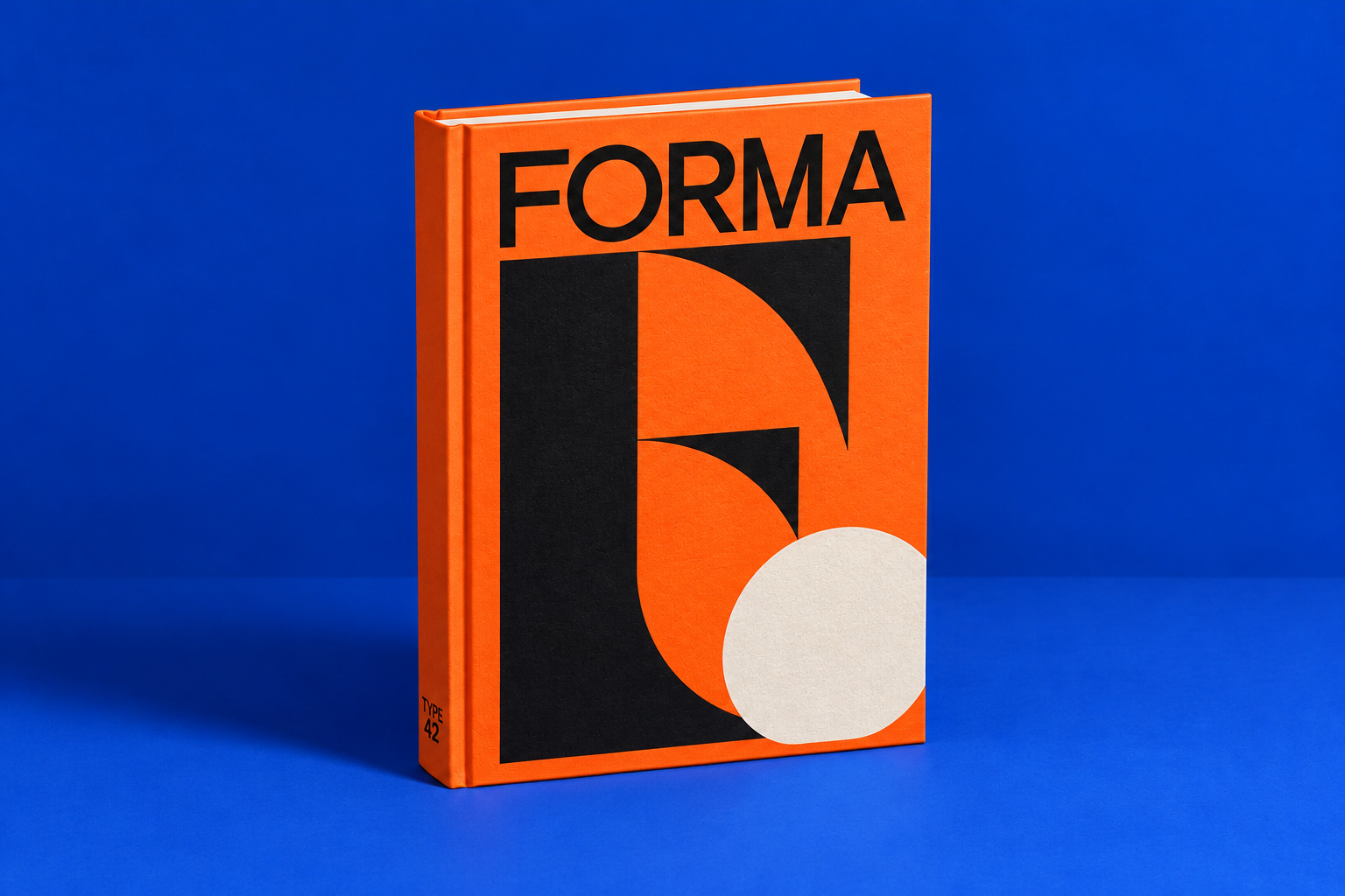 Forma: livro laranja com composição gráfica preta e círculo branco, em pé sobre um fundo azul.